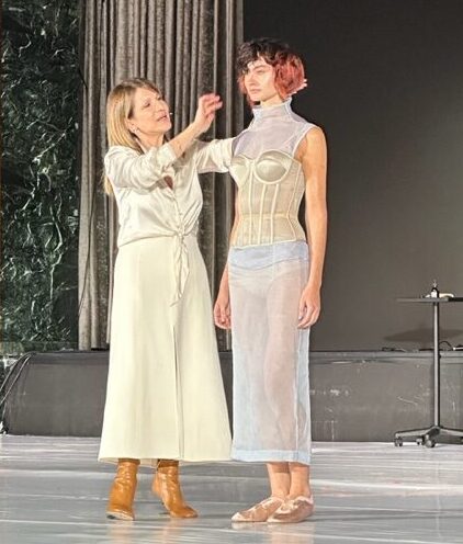 Anna Pacitto works on a model onstage at Fall Atelier 2024.